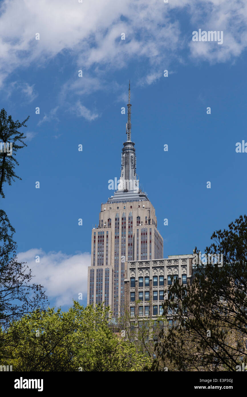 Una giornata di sole, l'Empire State Building, dal Madison Square Park, New York Foto Stock