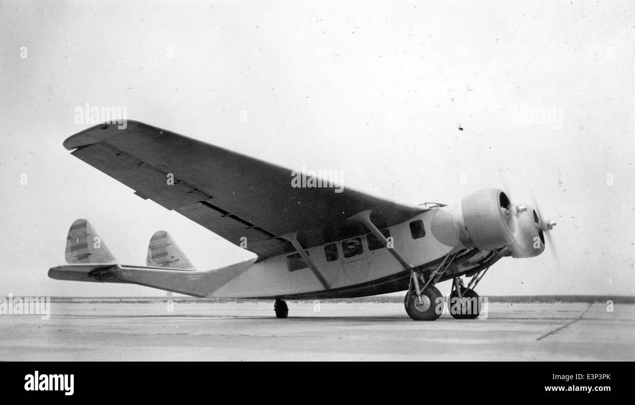 Questa immagine mostra il Burnelli UB-14, un velivolo innovativo caratterizzato da un design unico della carrozzeria di sollevamento. L'aereo, registrato NX14740, fu sviluppato negli anni '1940 come parte degli sforzi per migliorare l'aerodinamica e le prestazioni degli aeromobili, anche se non fu ampiamente adottato. Foto Stock