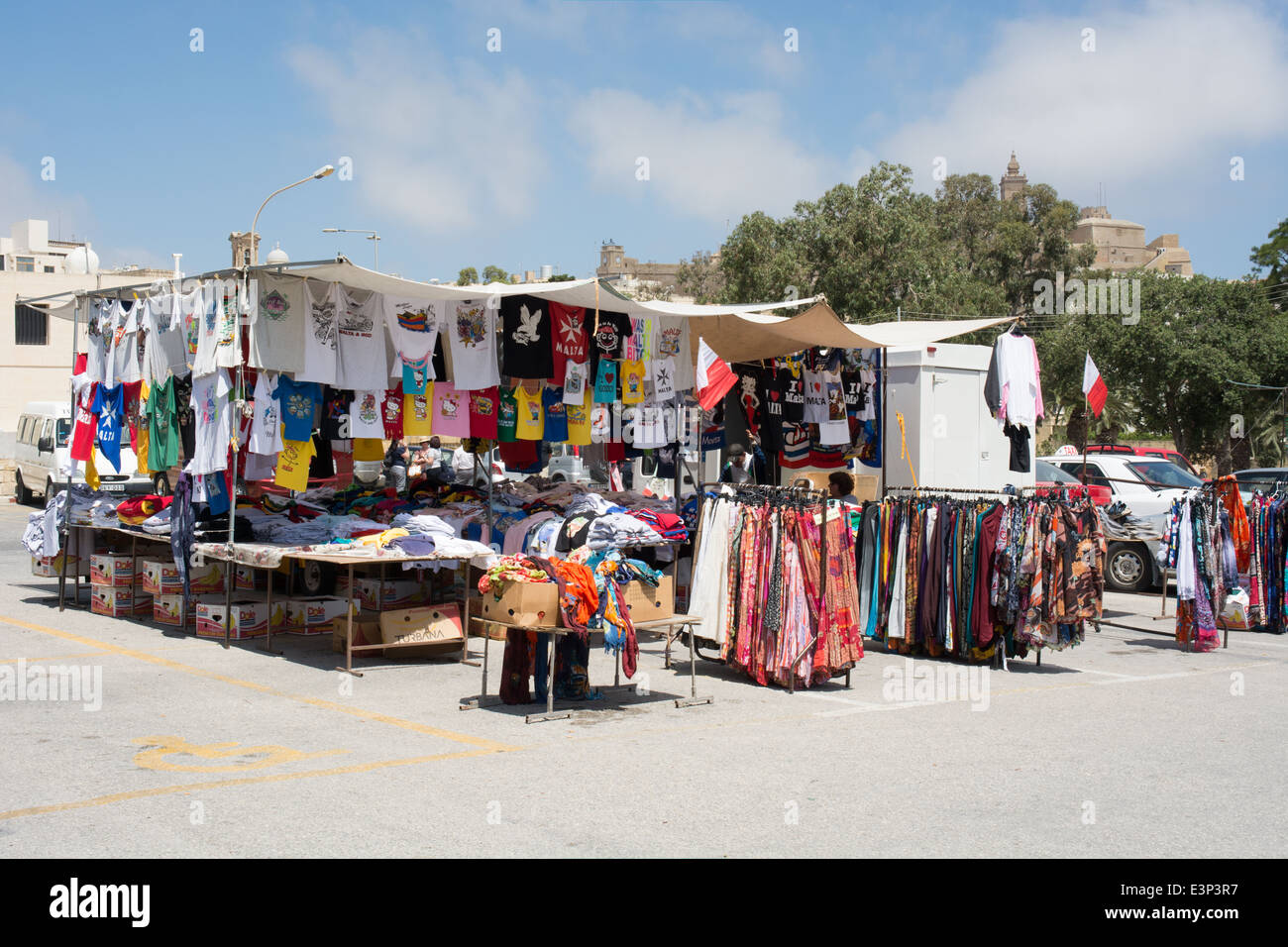 Un mercato in stallo attende i turisti quando essi scendete dal pullman tour a Rabat sull'isola Maltese di Gozo. Foto Stock