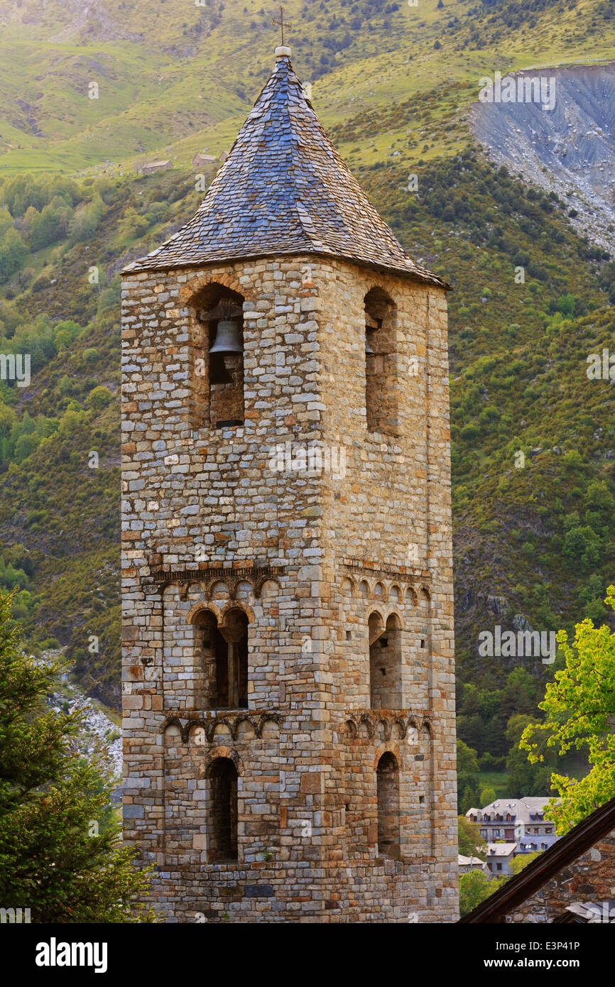 Il campanile della chiesa di Sant Joan de Boi nella Vall de Boi, Spagna. Una delle 9 prime chiese romaniche in una valle remota Foto Stock