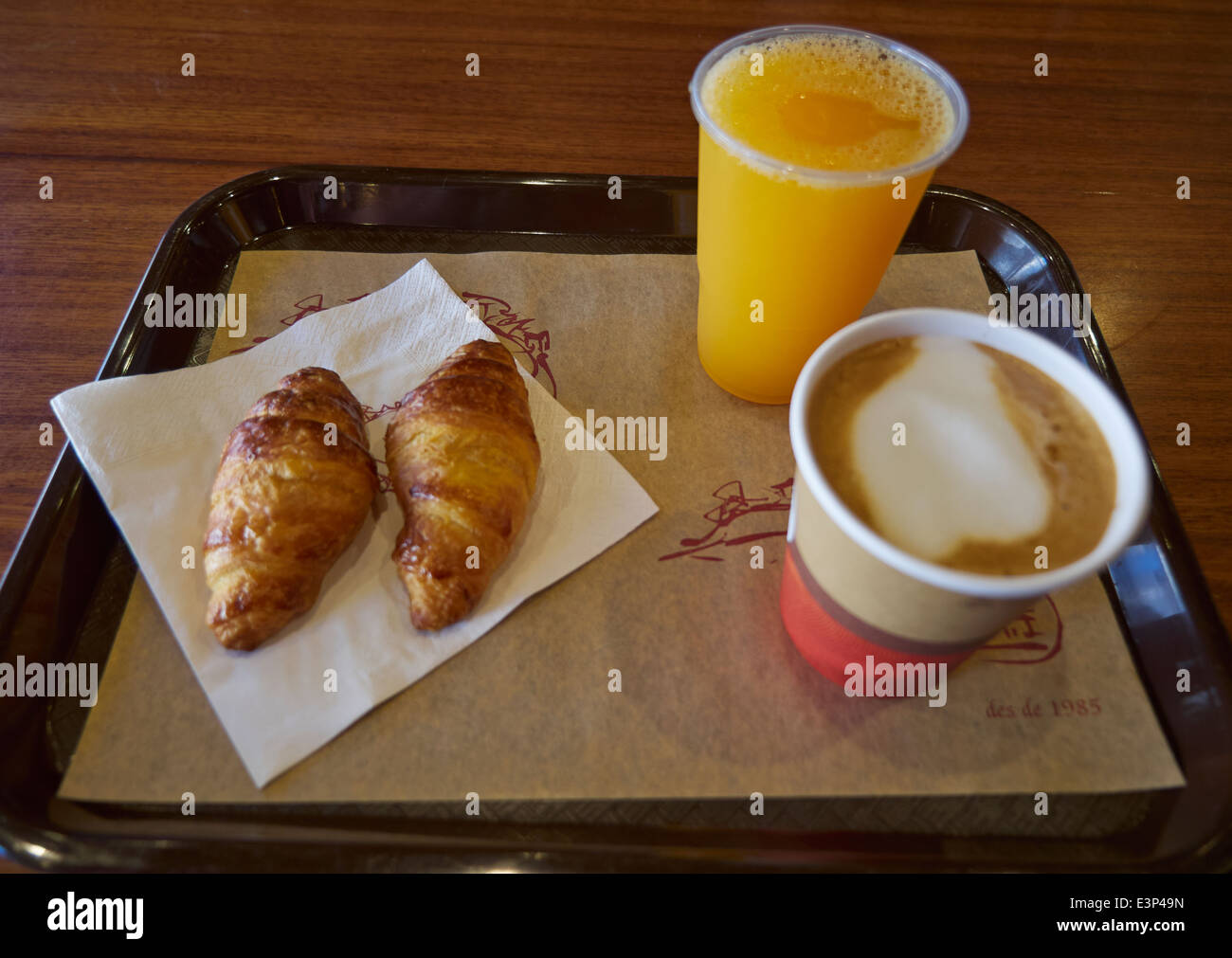 Semplice colazione di cornetti, succo d'arancia e caffè da un cafe in Spagna Foto Stock