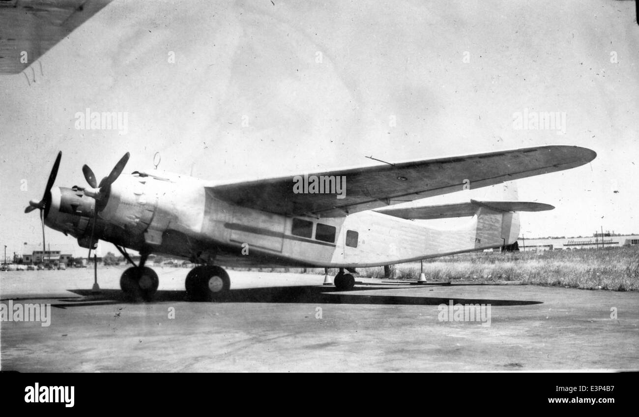 Il Burnelli CBY-3 era un aereo cargo sperimentale noto per il suo design unico. Il CBY-3, registrato come N17N, fu sviluppato negli anni '1940 ma non entrò in produzione su larga scala. Il suo design innovativo mirava a migliorare il sollevamento e la stabilità, con una fusoliera ampia e distintiva. Foto Stock