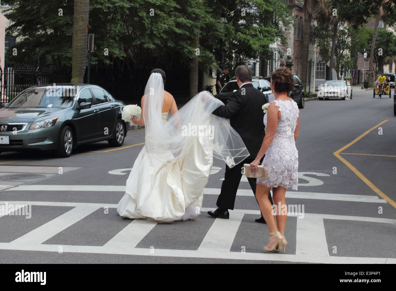 Un padre può contenere fino alla stazione delle sue figlie abito da sposa sul modo per la Chiesa.Charleston, Carolina del Sud, STATI UNITI D'AMERICA Foto Stock