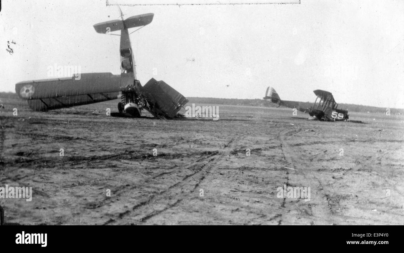 Il DeHavilland DH-4, mostrato come AL61A-165, era un biplano di fabbricazione britannica utilizzato durante la prima guerra mondiale per ricognizione e bombardamento. La sua affidabilità lo rese un aereo favorito tra le forze alleate durante la guerra. Foto Stock