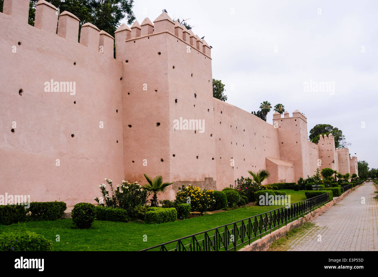 Rosa Antica mura che circondano la Medina e la città vecchia di Marrakech, Marocco Foto Stock