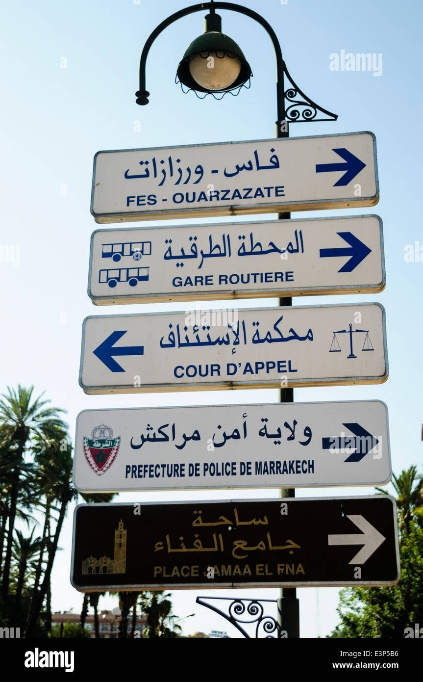 Cartelli stradali che danno indicazioni per posizioni in Marrakech, Marocco Foto Stock