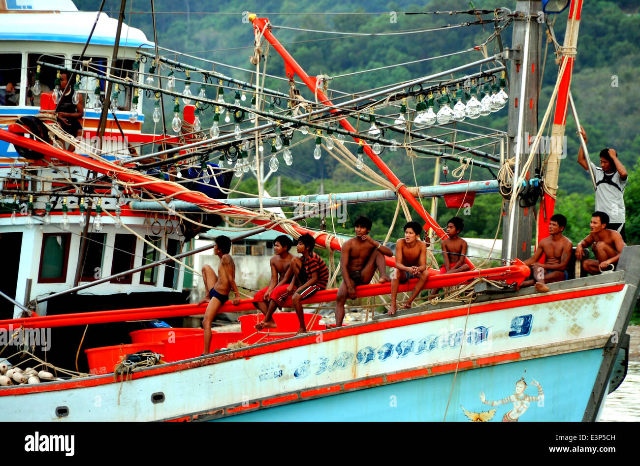 Città di Patong, Thailandia: Thai peschereccio e il suo equipaggio capo home alla loro porta dopo una giornata di lavoro Foto Stock