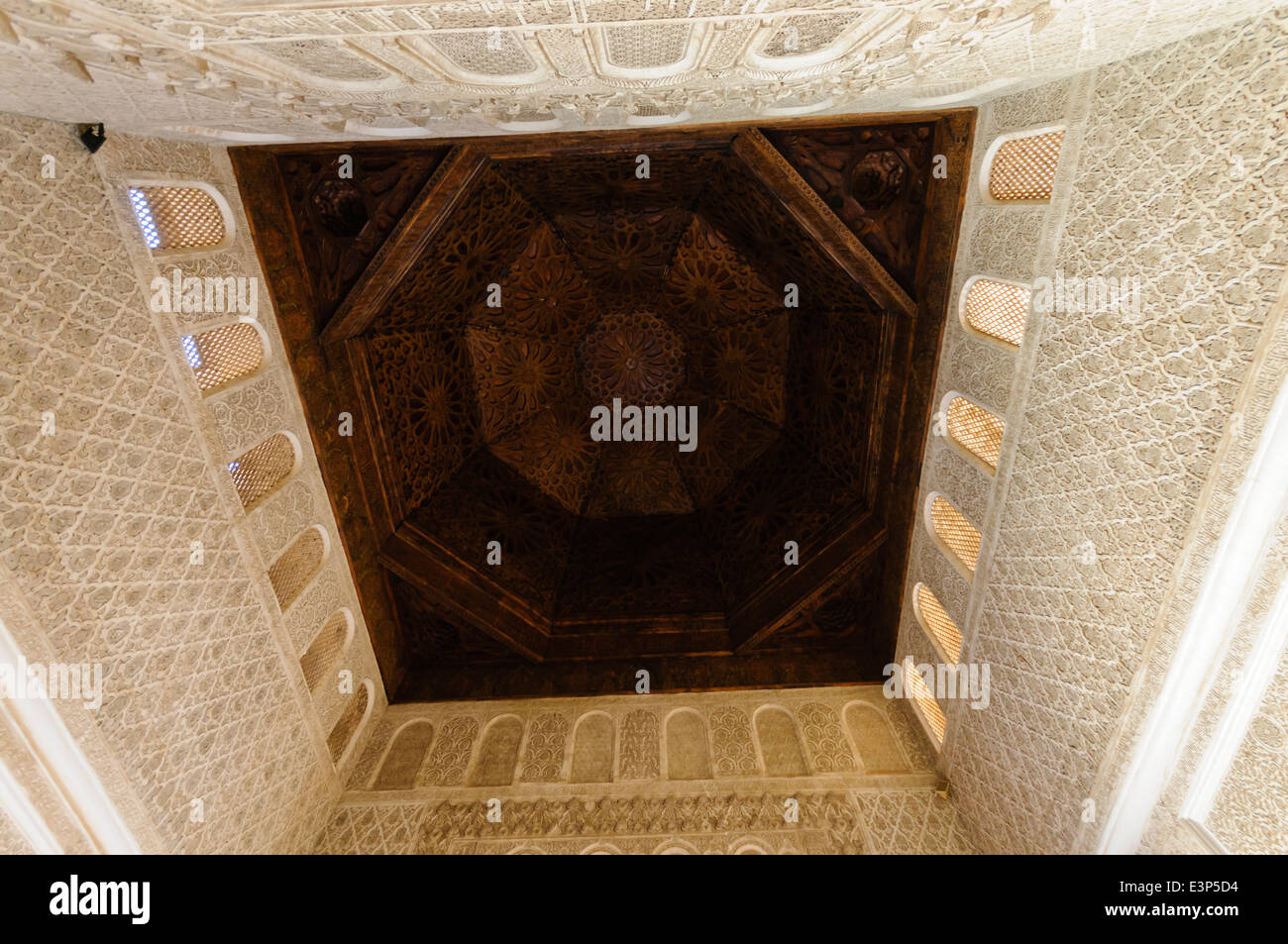 Originale tetto di legno di cedro sopra intricate modellato le piastrelle di ceramica e intonaco sulle pareti del Museo di Marrakech, Marocco Foto Stock