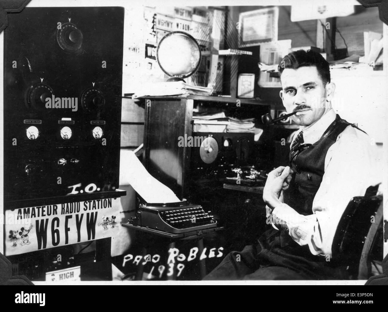 L'AL61A-123 W6FYW è un'immagine storica di Paso Robles, California, catturata nel 1939. La fotografia mette in evidenza i primi anni dell'aviazione, offrendo un'istantanea degli aerei in servizio alla fine degli anni '1930, un momento cruciale nello sviluppo dell'aviazione commerciale e militare. Foto Stock