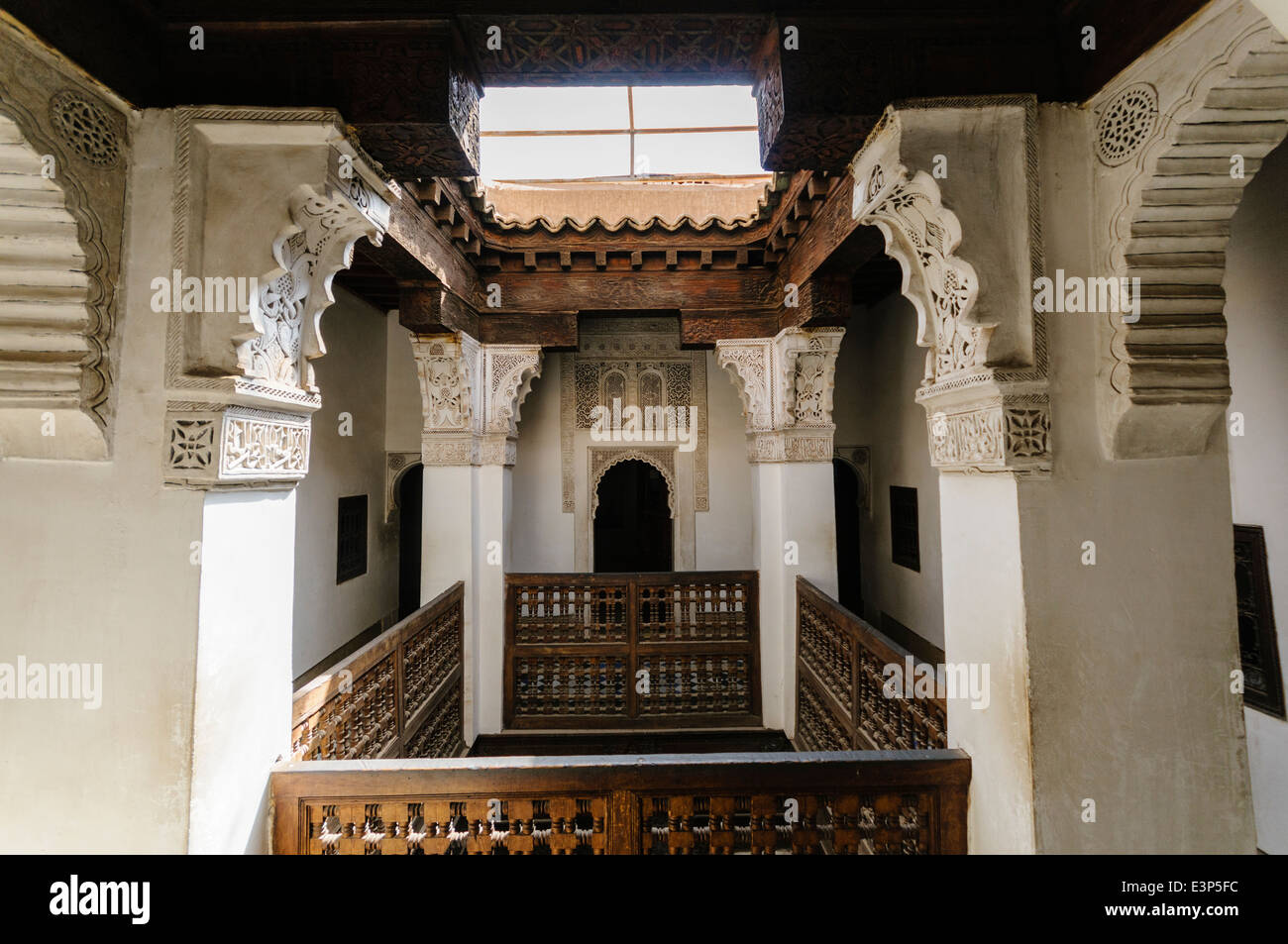 Intricate sculture in gesso su pilastri e appliques sulle pareti del Museo  di Marrakech, Marocco Foto stock - Alamy