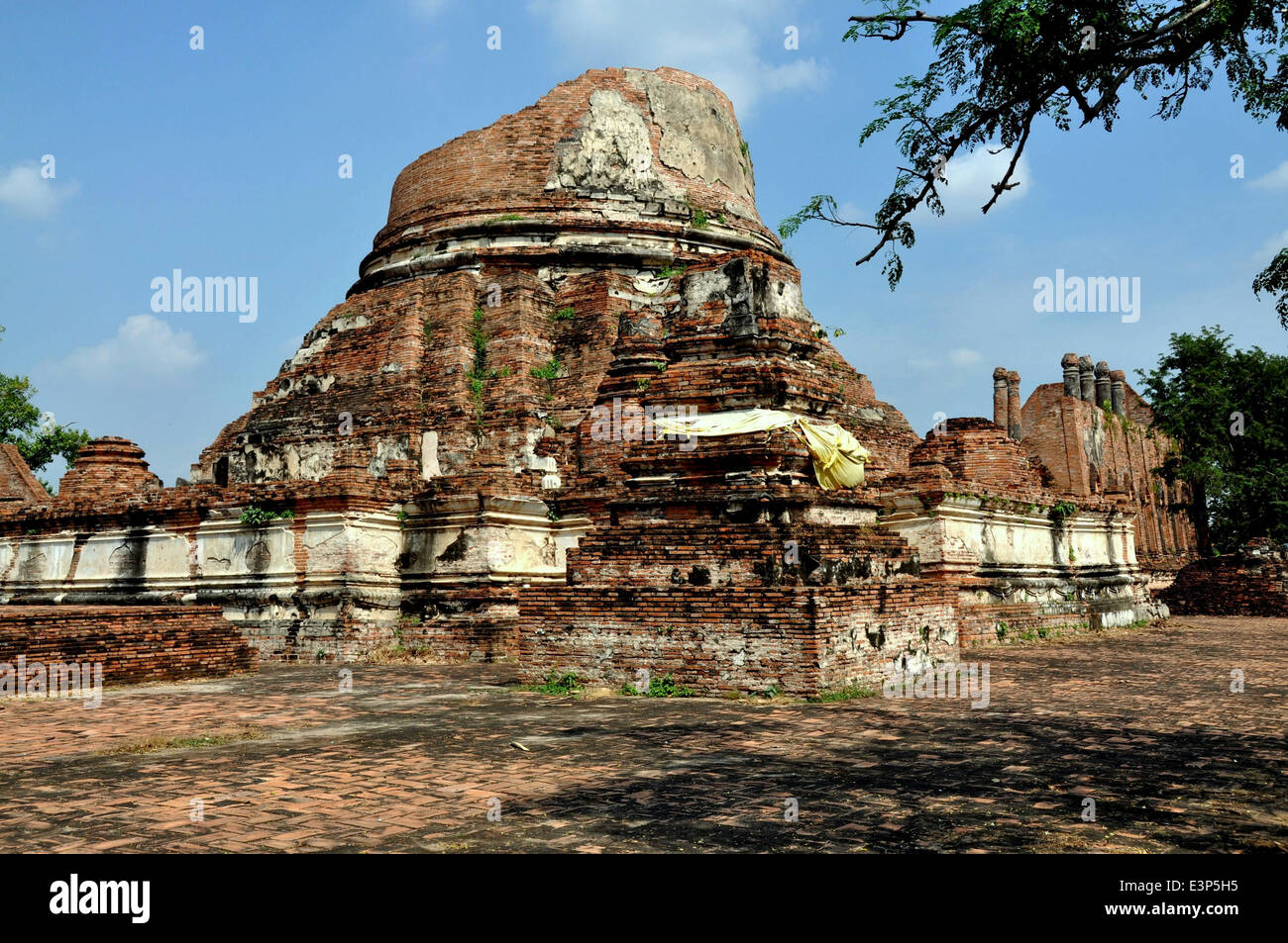 AYUTTHAYA, Thailandia: resti di quella che una volta era una grande mattone Chedi costruito sulla cima di una piattaforma di Wat Gudidao Foto Stock