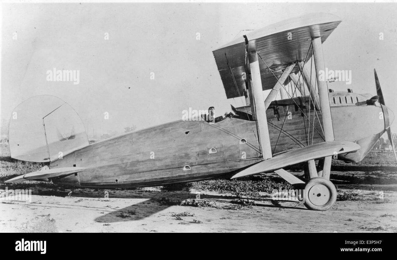 Il Douglas Cloudster, un aereo sviluppato dalla Davis-Douglas Company, è noto per il suo design unico e il suo ruolo nella prima aviazione. Alimentato da un motore Liberty L-12, il Cloudster fu utilizzato per il trasporto e i servizi aerei di linea, in particolare per la Los Angeles-San Diego Air Line negli anni '1920 Foto Stock