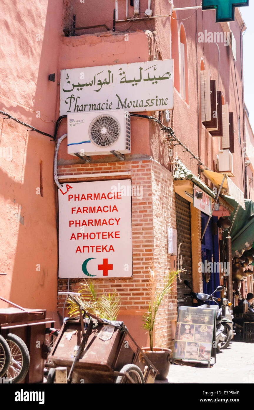 Cartello che diceva "Pharmacy, Pharmacie, Farmacia, Apteke' in una farmacia a Marrakech, Marocco Foto Stock