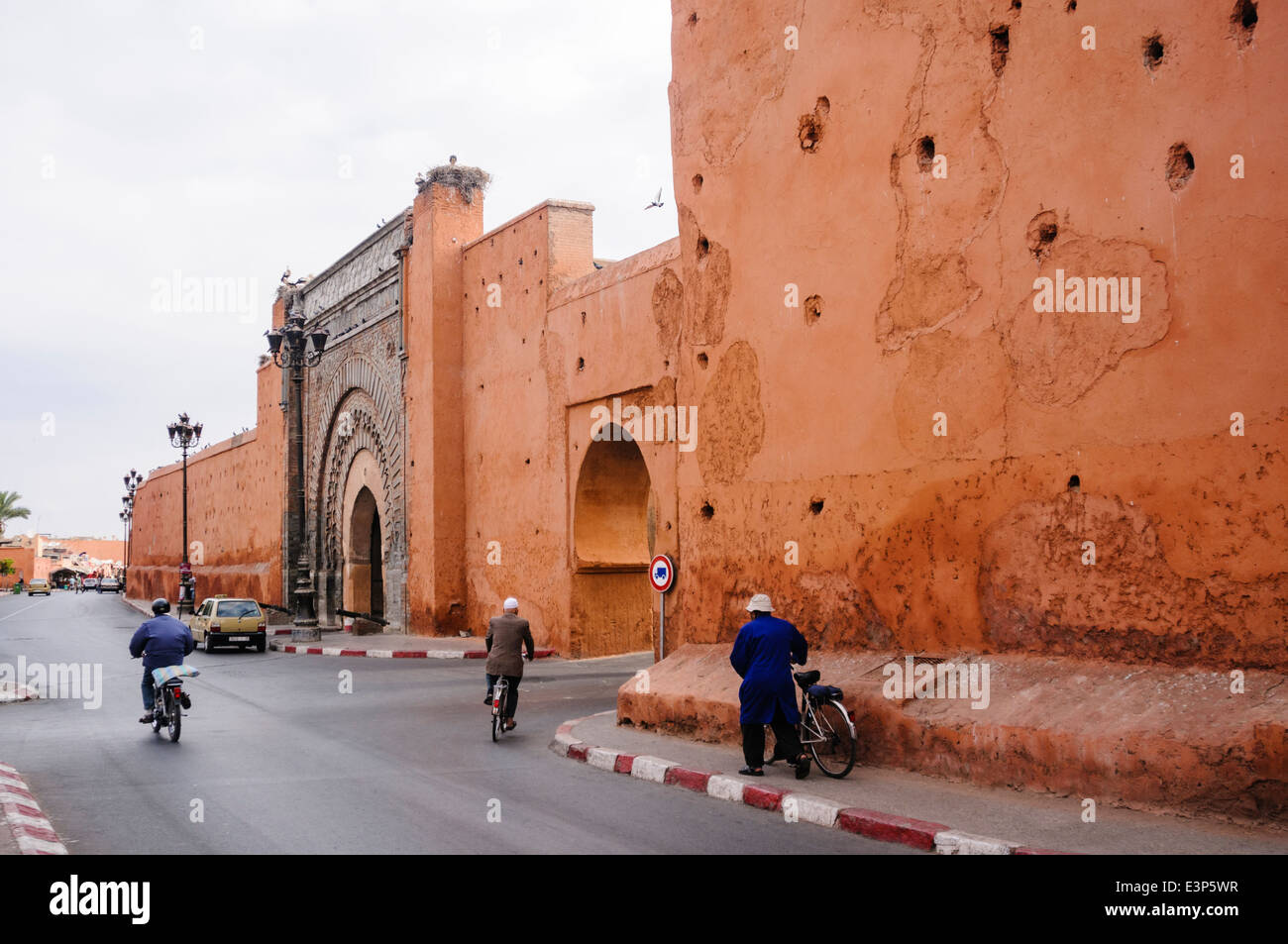 Ingresso di gate e pareti rosa bastioni attorno alla città vecchia Medina di Marrakech, Marocco Foto Stock