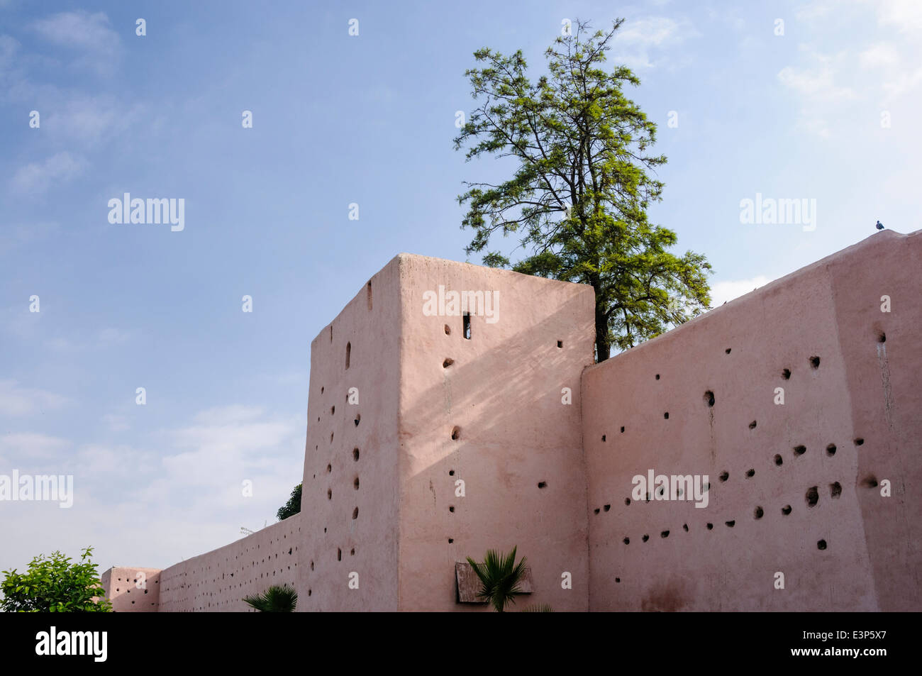 Pareti rosa bastioni attorno alla città vecchia di Marrakech, Marocco Foto Stock