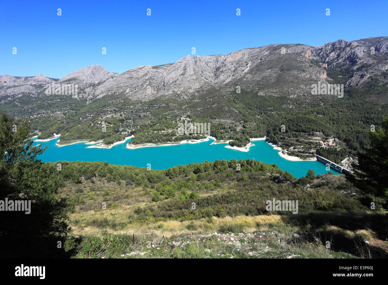 Il serbatoio del lago alla Guadalest monumenti medievali village, Sierrade Aitana montagne, Costa Blanca, Spagna, Europa Foto Stock