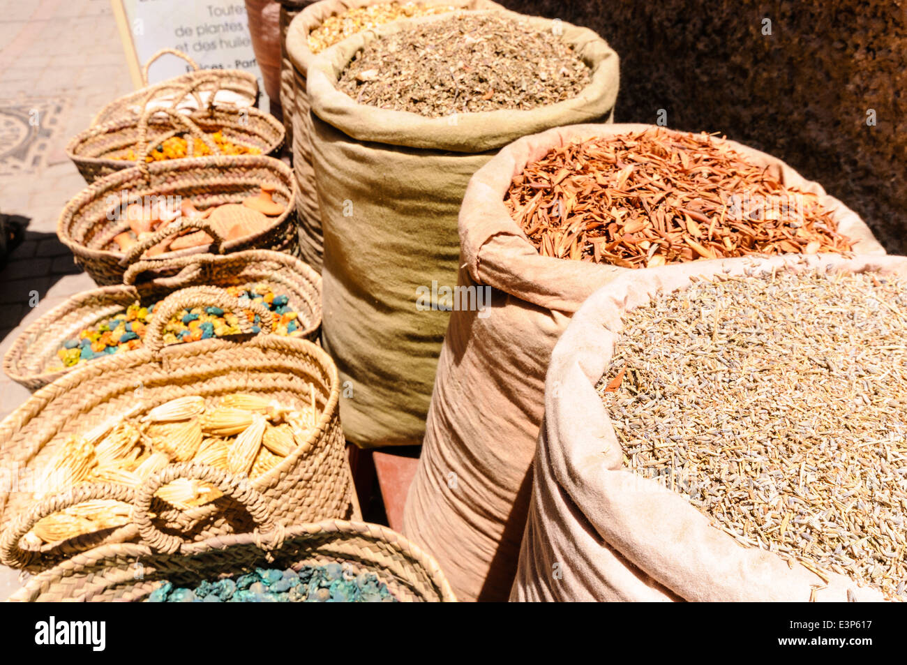 Canestri contenenti frutta secca, noci e grano a un mercato in stallo il souk di Marrakech, Marocco Foto Stock