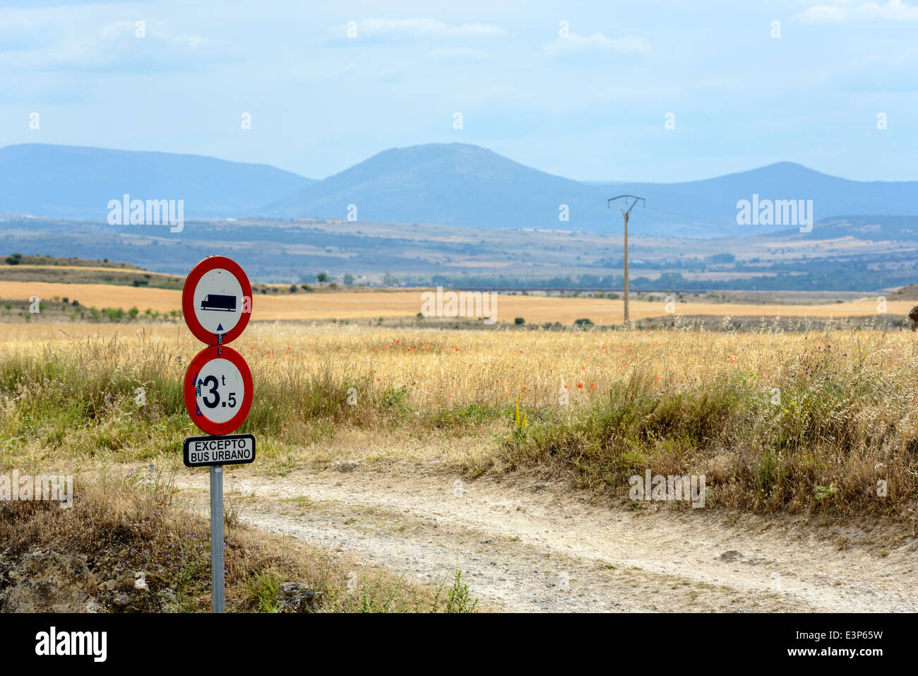 Segni del traffico nella strada secondaria vicino a Segovia (Spagna) Foto Stock