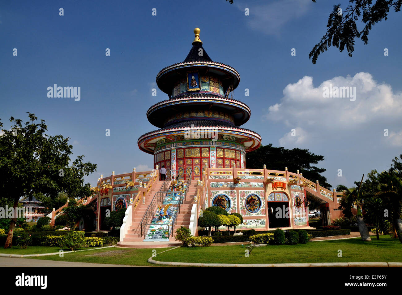 Kanchanaburi Thailandia: il magnifico padiglione circolare a Qing Shou Si Tempio cinese Foto Stock