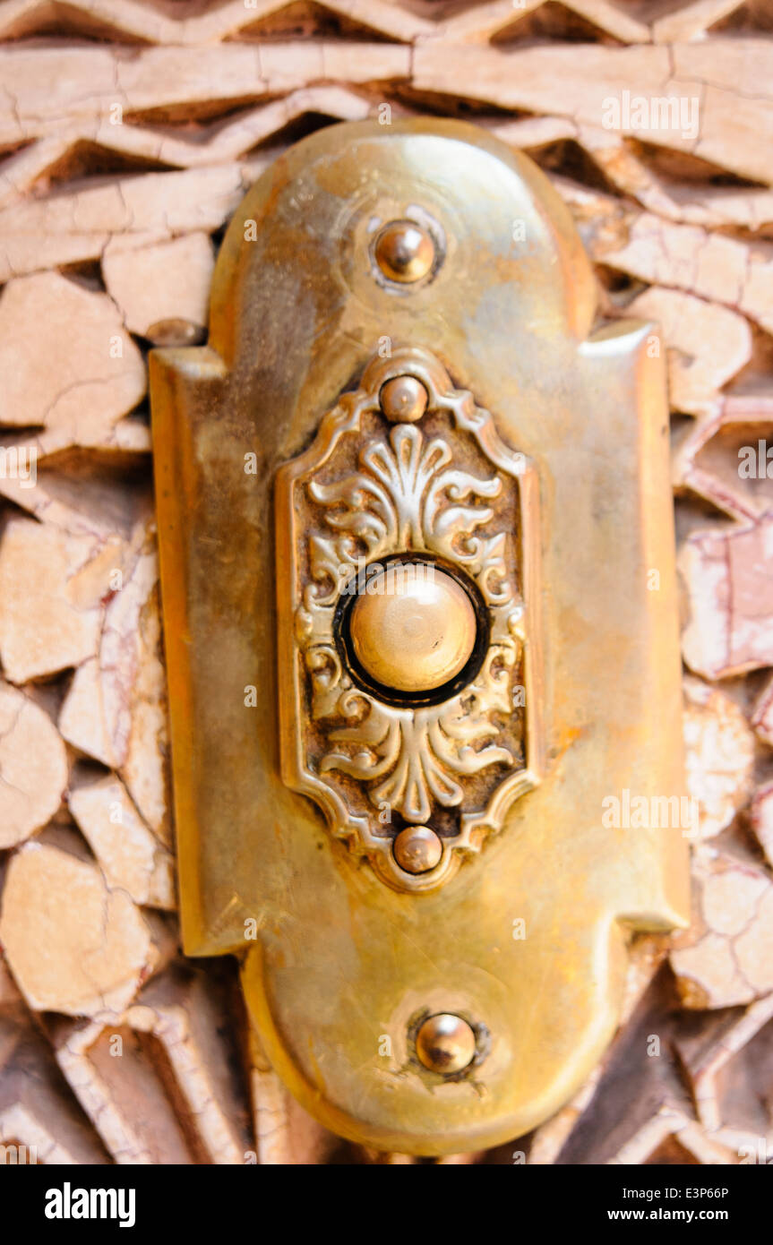 Ottone campanello elettrico pulsante su una porta in Marrakech, Marocco Foto Stock