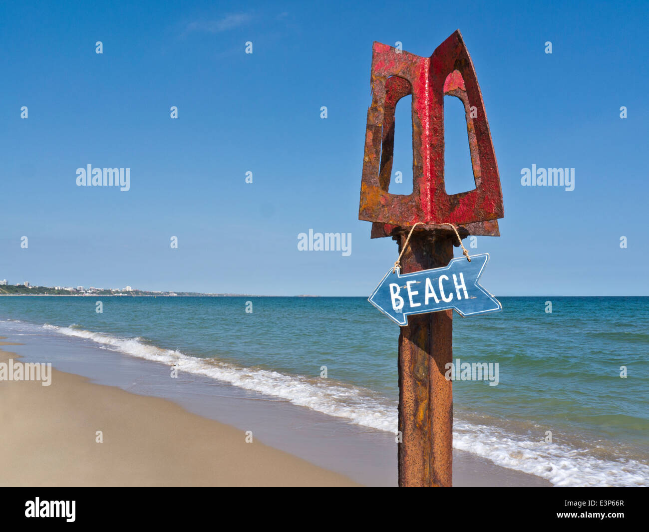 Waters Edge a banchi di sabbia su una perfetta e chiara giornata soleggiata con spiaggia segno appeso su rustiche weathered montante metallico Foto Stock