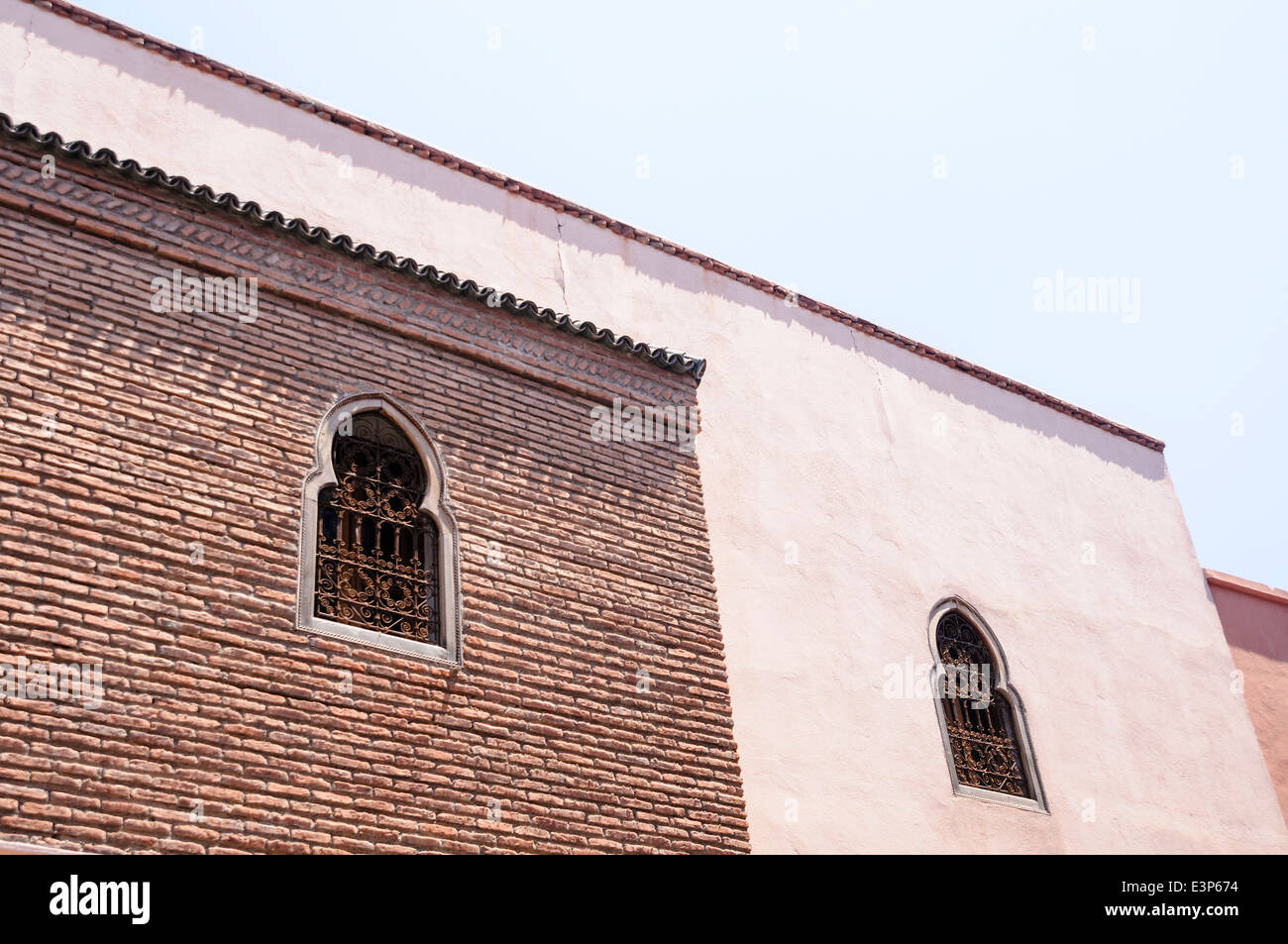 Windows su piani superiori di edifici della città vecchia di Marrakech, Marocco Foto Stock