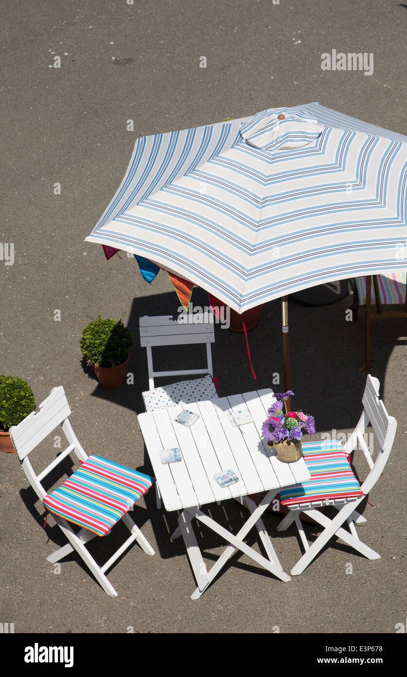 Dipinto di bianco tavolo sedie e parasole visto da sopra Foto Stock