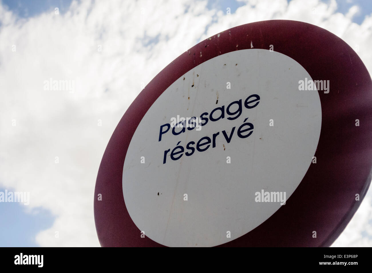 Cartello stradale dicendo "Passaggio réservé' su una strada privata Foto Stock