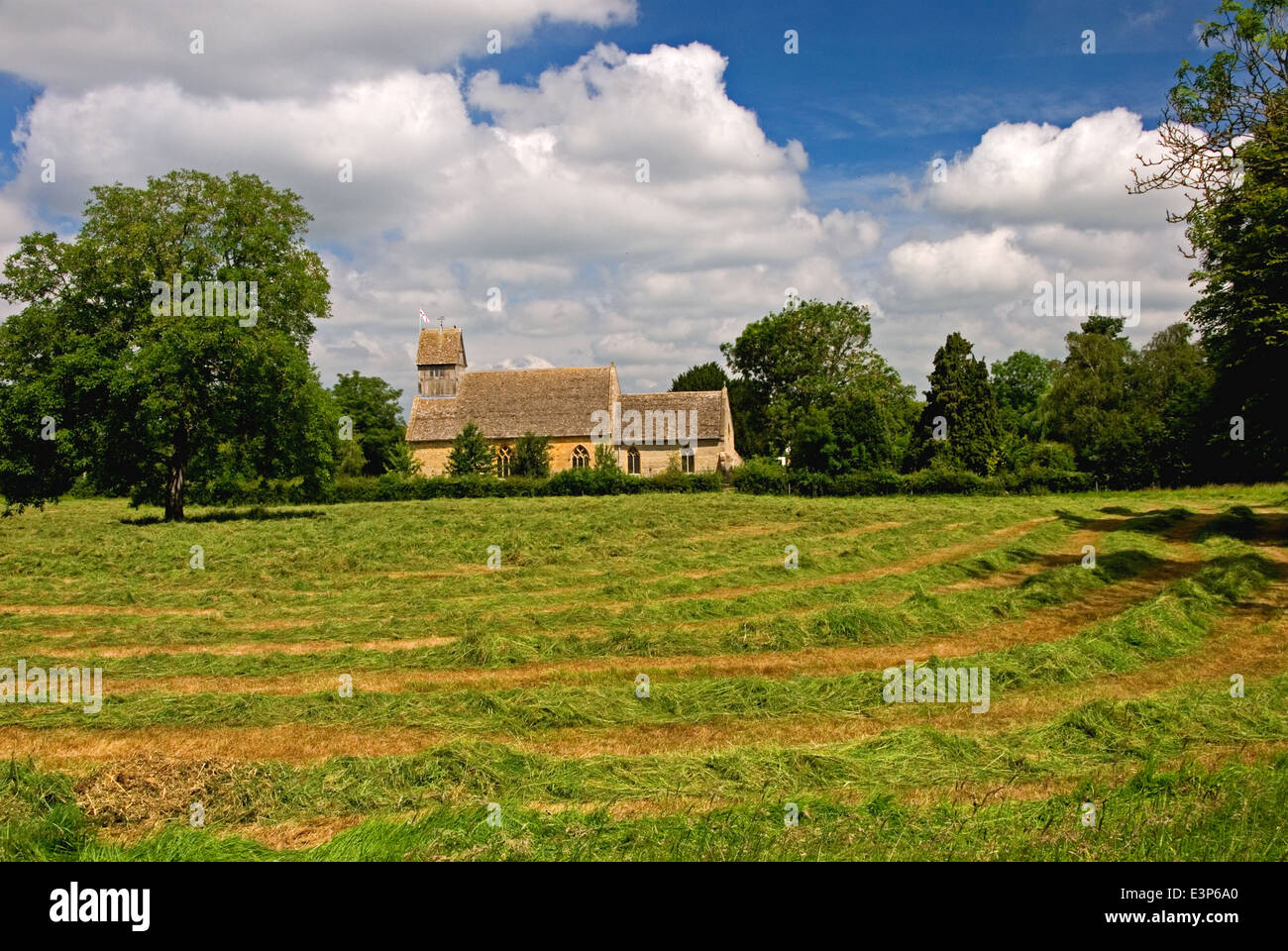 Chiesa di villaggio in villaggio di Long Marston si affaccia su un fresco prato falciato. Foto Stock
