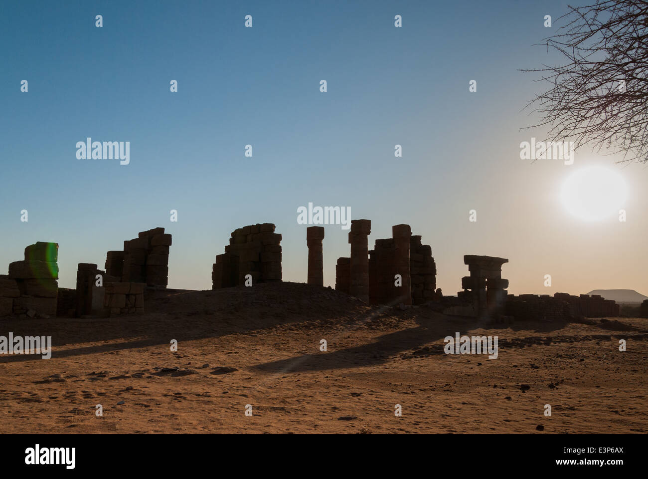 Rovine del tempio di Amun contro il sole, Naqa, Sudan Foto Stock