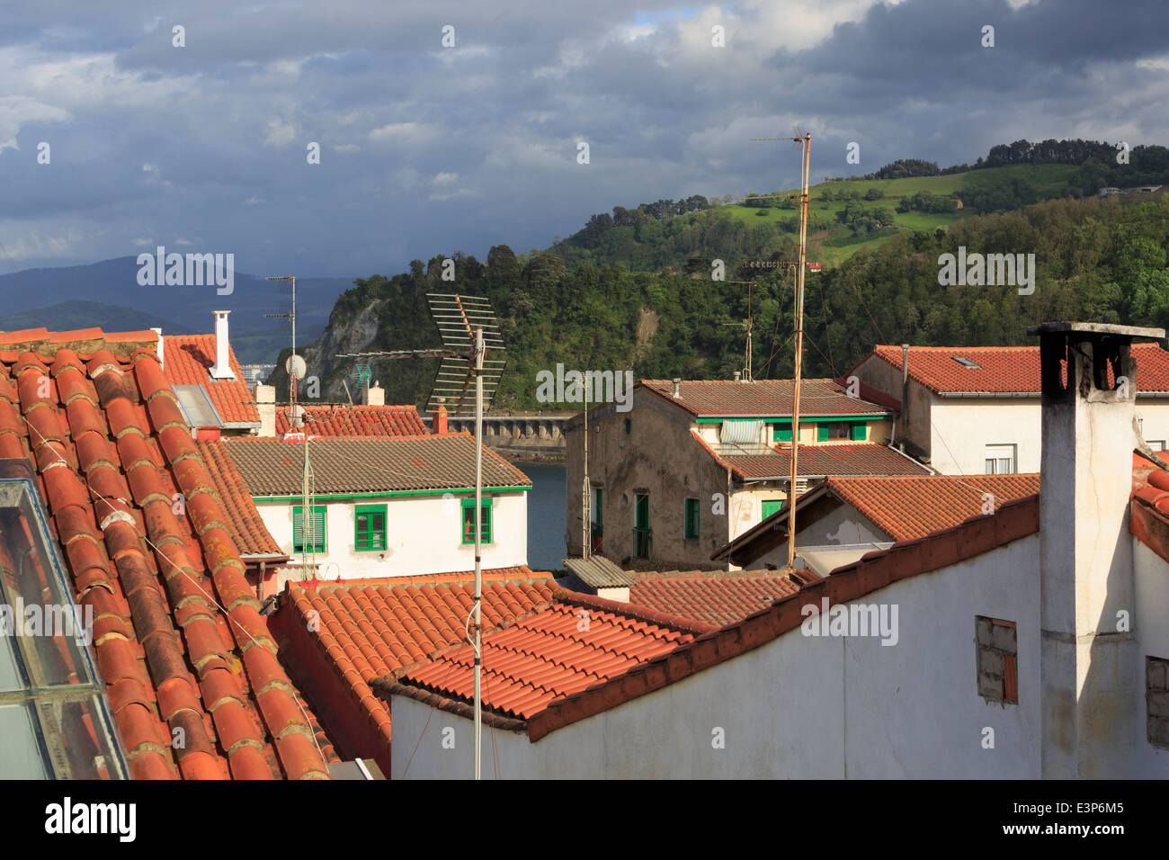 Getaria, Gipuzkoa, Paesi Baschi, Spagna. I tetti delle case del centro storico villaggio di pescatori. Foto Stock