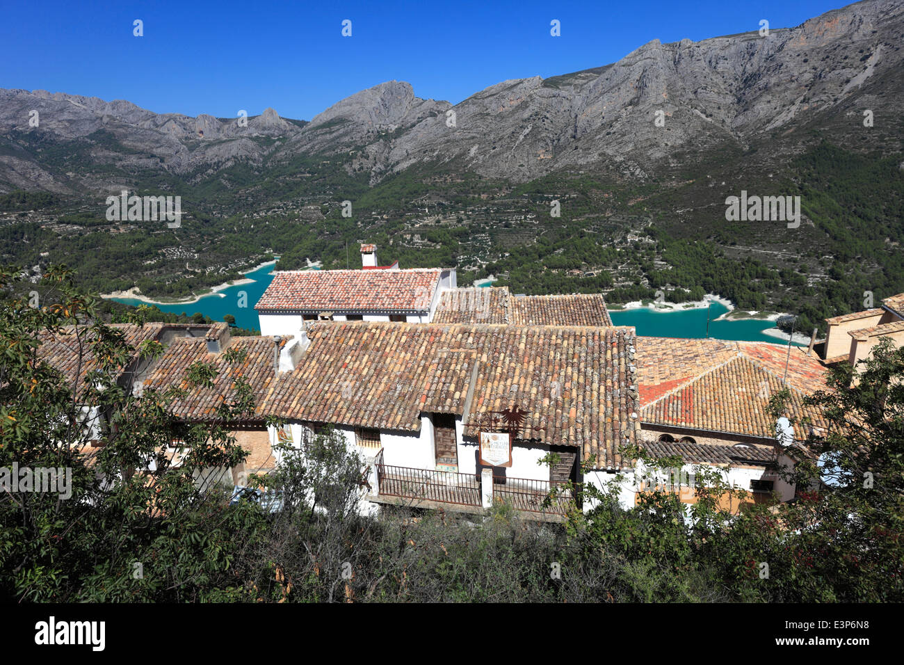 Monumenti Medievali di Guadalest village Sierrade Aitana montagne Costa Blanca Spagna Europa Campanile Belfry campanile campanili campanile campani Foto Stock