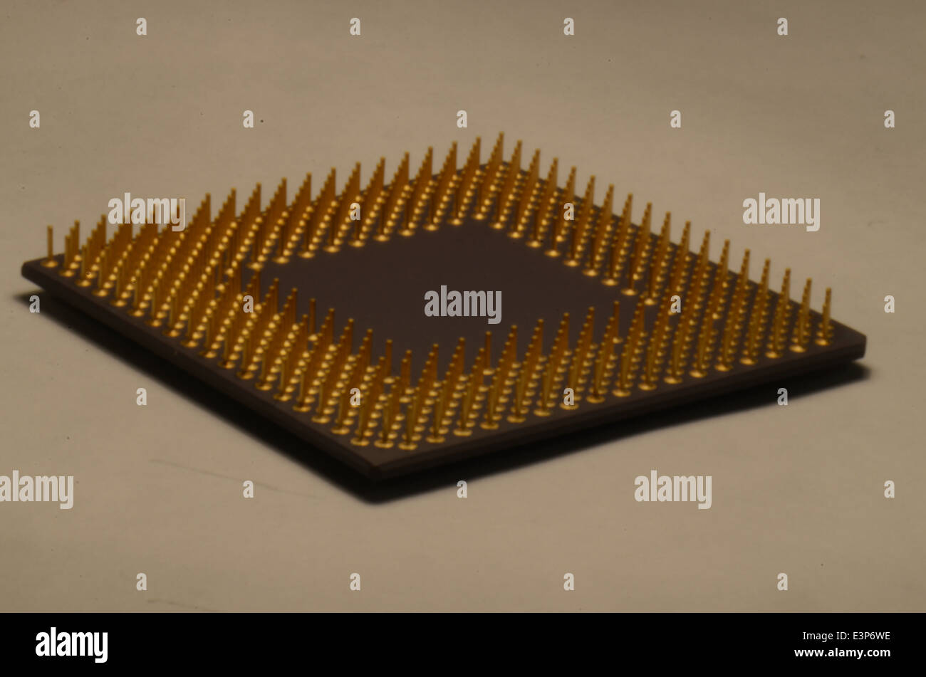 Il vecchio processore AMD chip o micro-chip al di fuori di un computer, la visualizzazione della parte inferiore del circuito connettori pin. Foto Stock