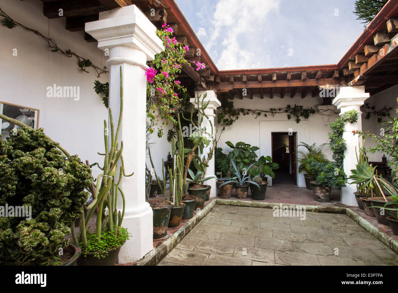 Il patio del XVII secolo in casa nel centro storico di Oaxaca, Messico. Foto Stock