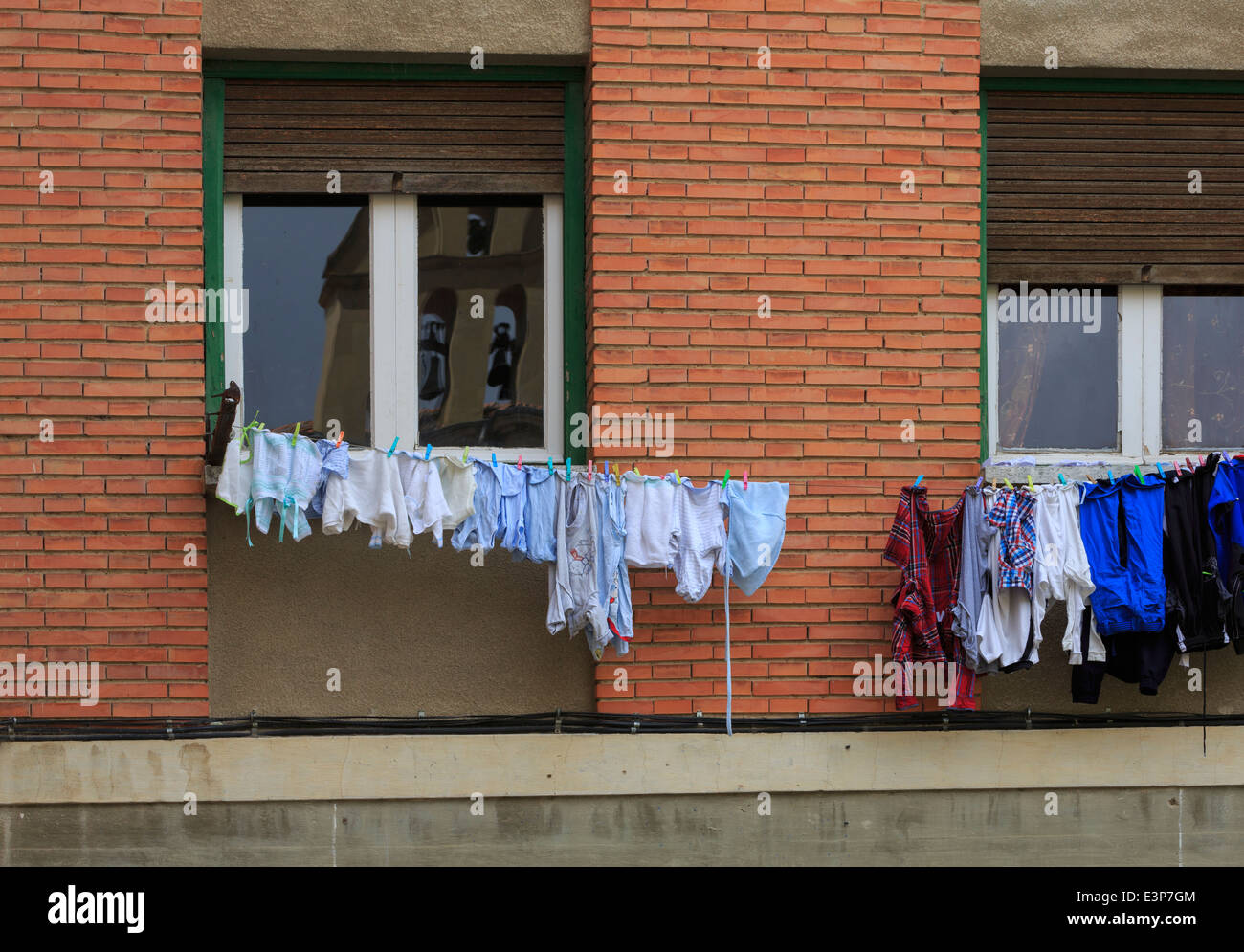 Santo Domingo de la Calzada, La Rioja, Spagna. Il lavaggio appeso su una linea al di fuori di un appartamento nella città vecchia. Foto Stock