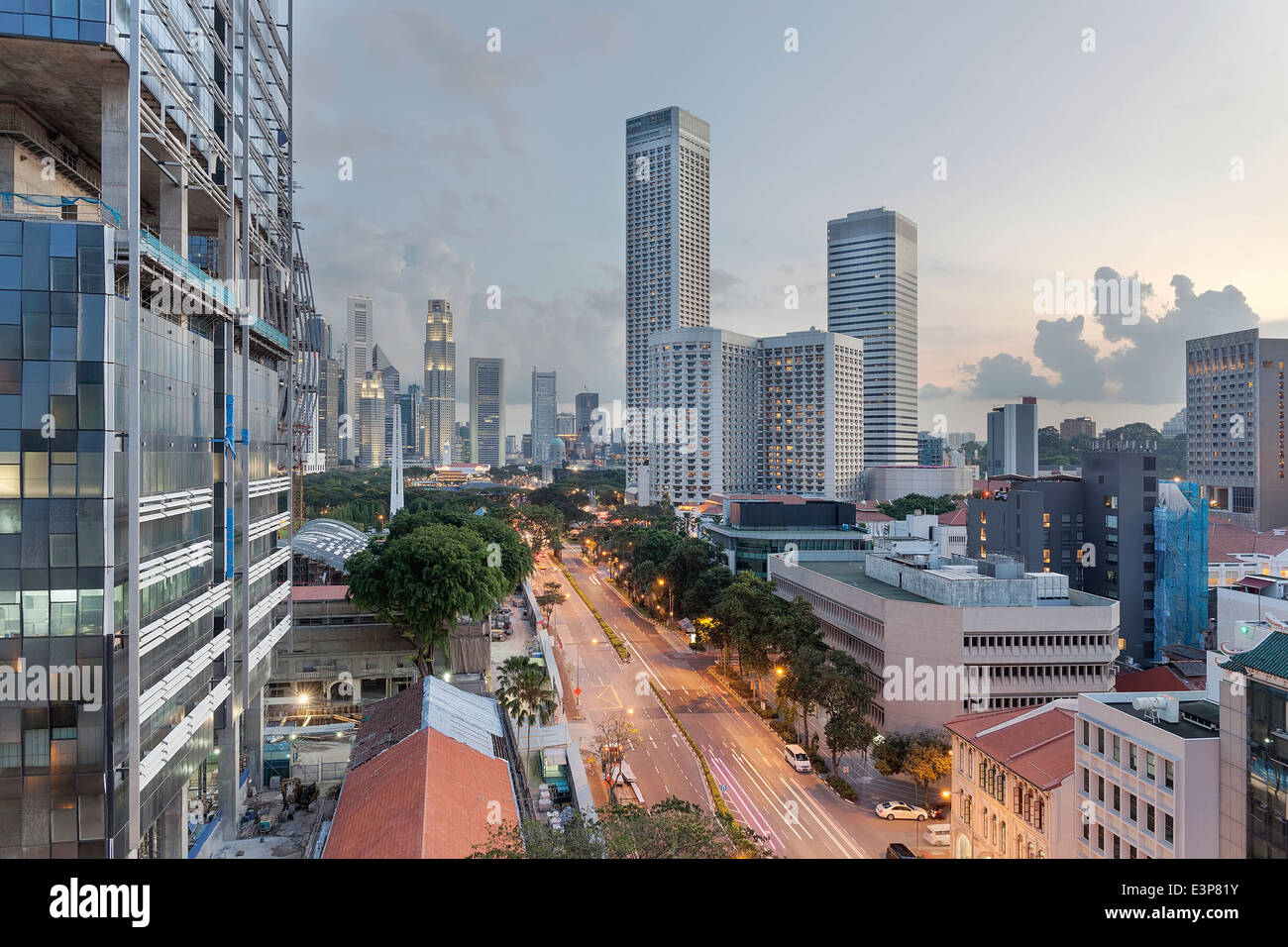 Singapore Central Business District skyline della città dalla strada della spiaggia al tramonto Foto Stock