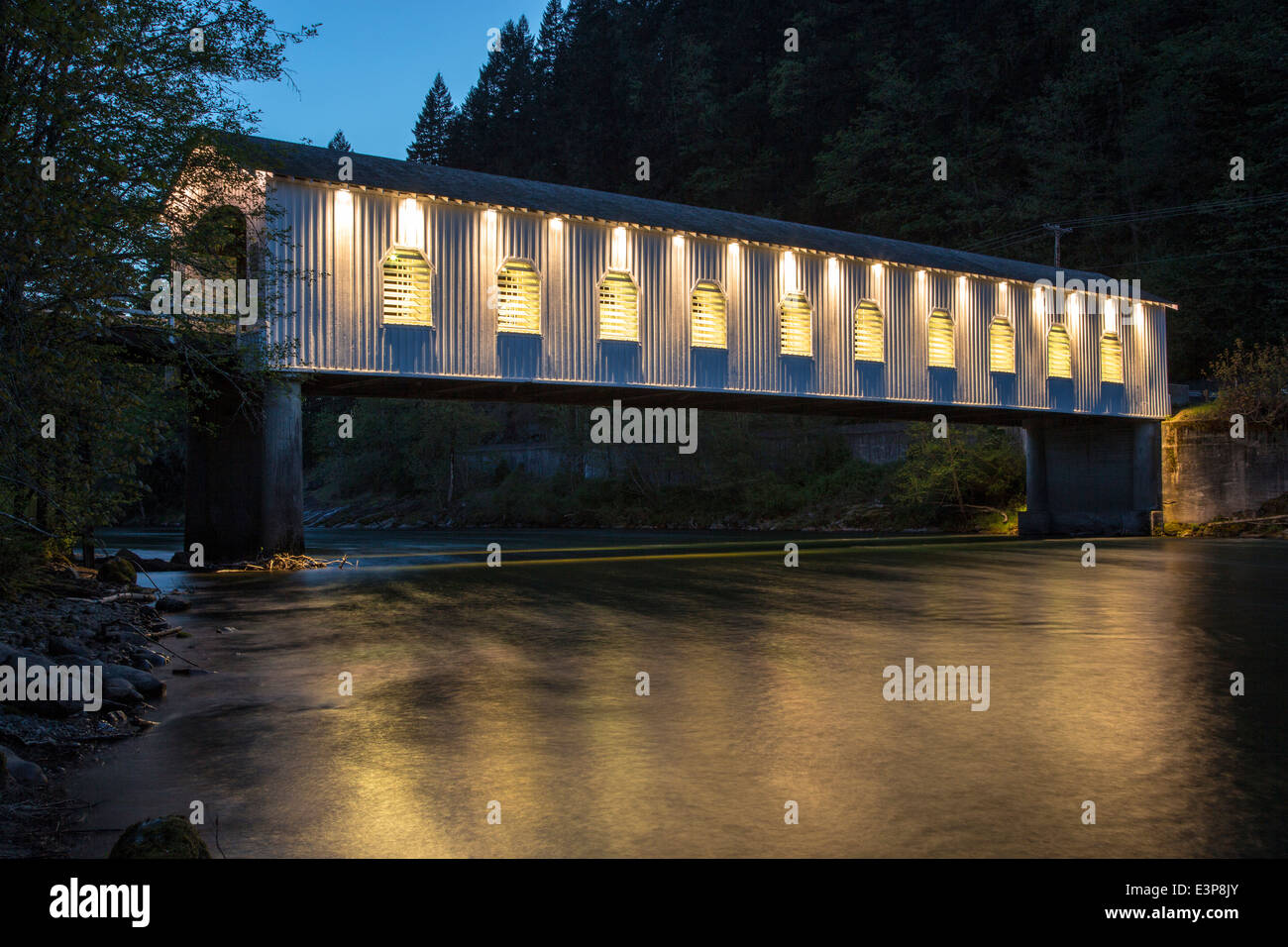 Il Goodpasture Ponte Coperto attraversa il fiume McKenzie al crepuscolo in Lane County, Oregon, Stati Uniti d'America Foto Stock