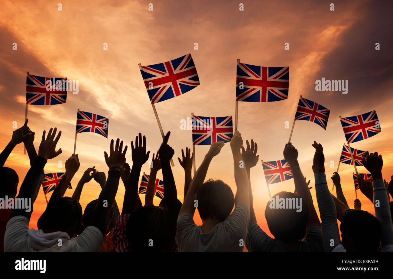 Sagome di Persone azienda bandiera nazionale del Regno Unito Foto Stock