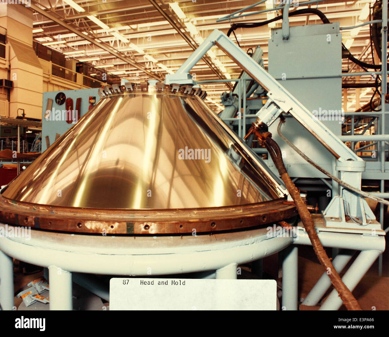 Questa immagine mostra lo stabilimento 19 di Convair/General Dynamics, evidenziando il personale e le operazioni coinvolte nella produzione di componenti aerospaziali durante la metà del XX secolo. Foto Stock