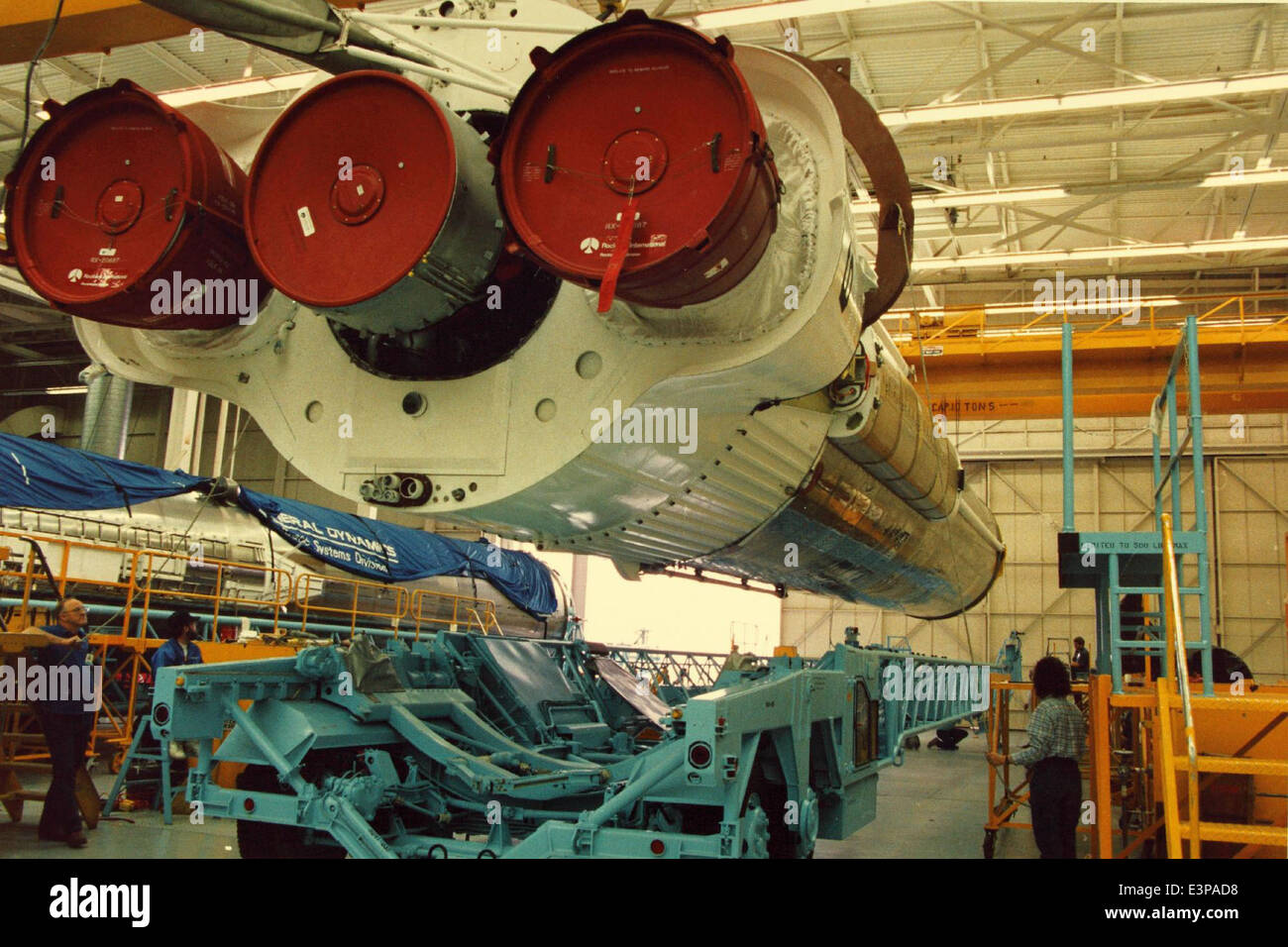 Questa foto mostra il personale dello stabilimento Convair/General Dynamics presso la Vandenberg Air Force base, un luogo importante per lo sviluppo di tecnologie missilistiche e aerospaziali negli anni '1950 e '1960 Foto Stock