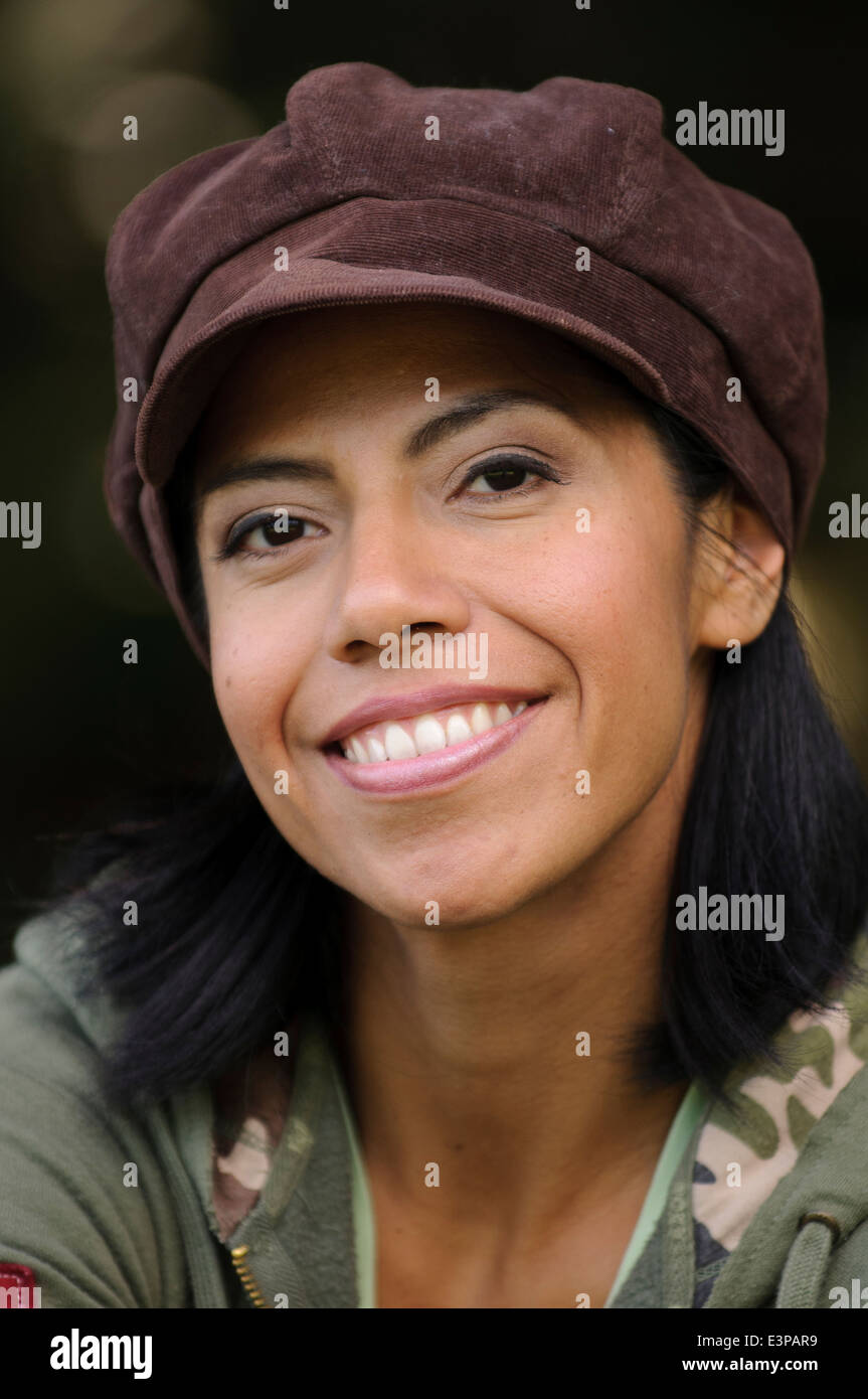 Bella donna di Latina, ponendo all'aperto (MR). Foto Stock