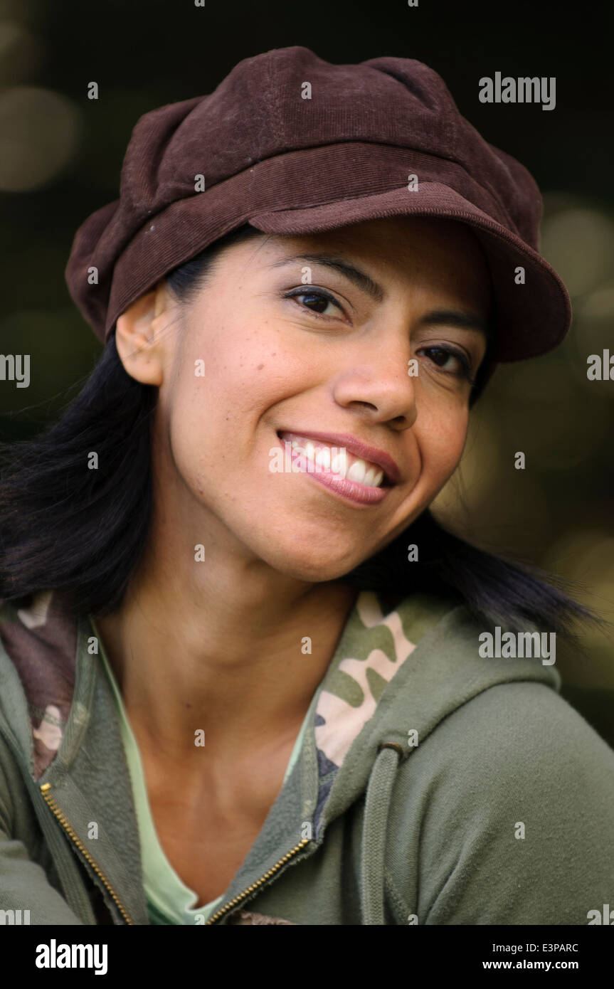 Bella donna di Latina, ponendo all'aperto (MR). Foto Stock
