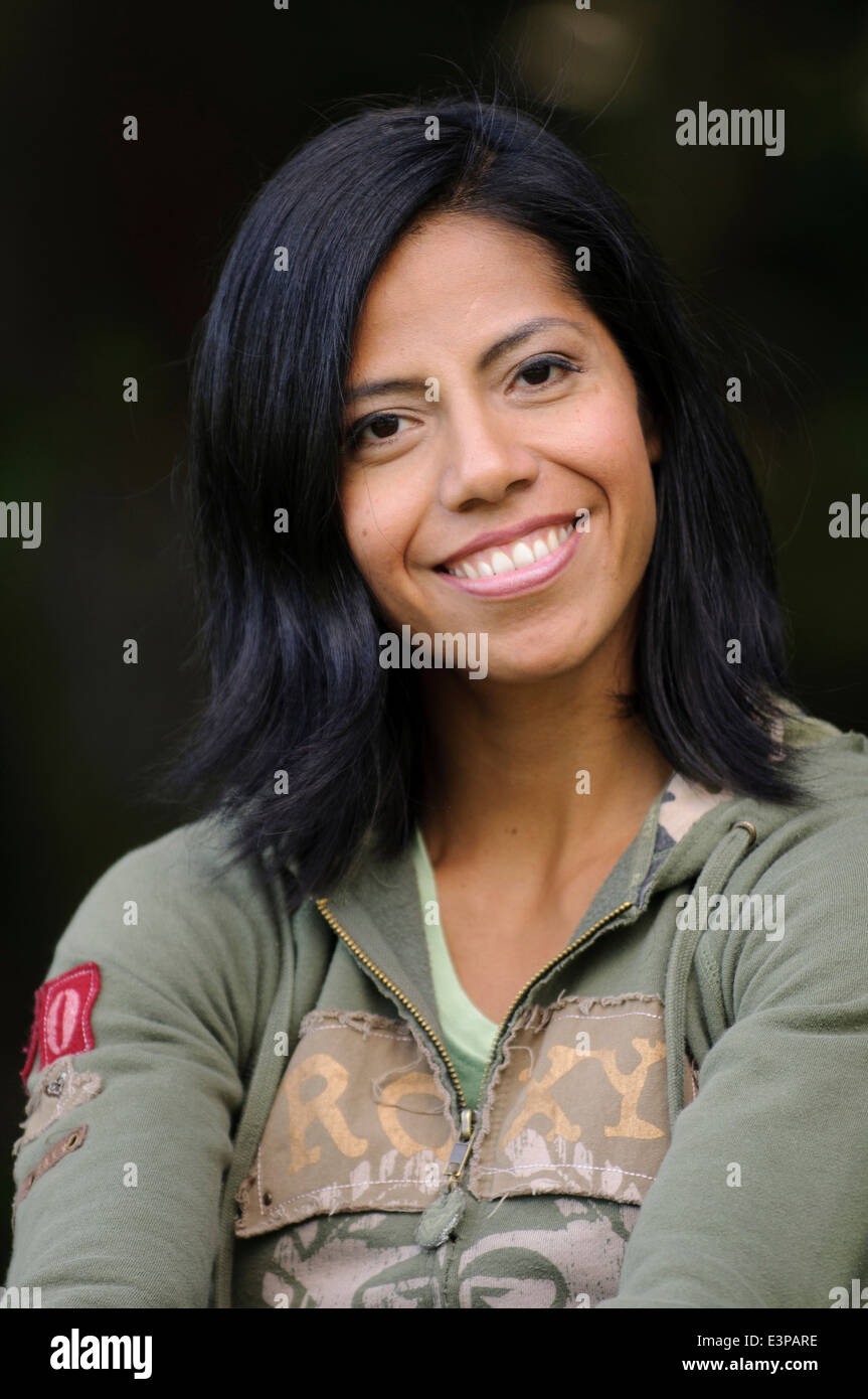 Bella donna di Latina, ponendo all'aperto (MR). Foto Stock