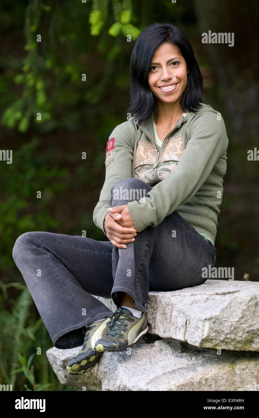 Bella donna di Latina, ponendo all'aperto (MR). Foto Stock