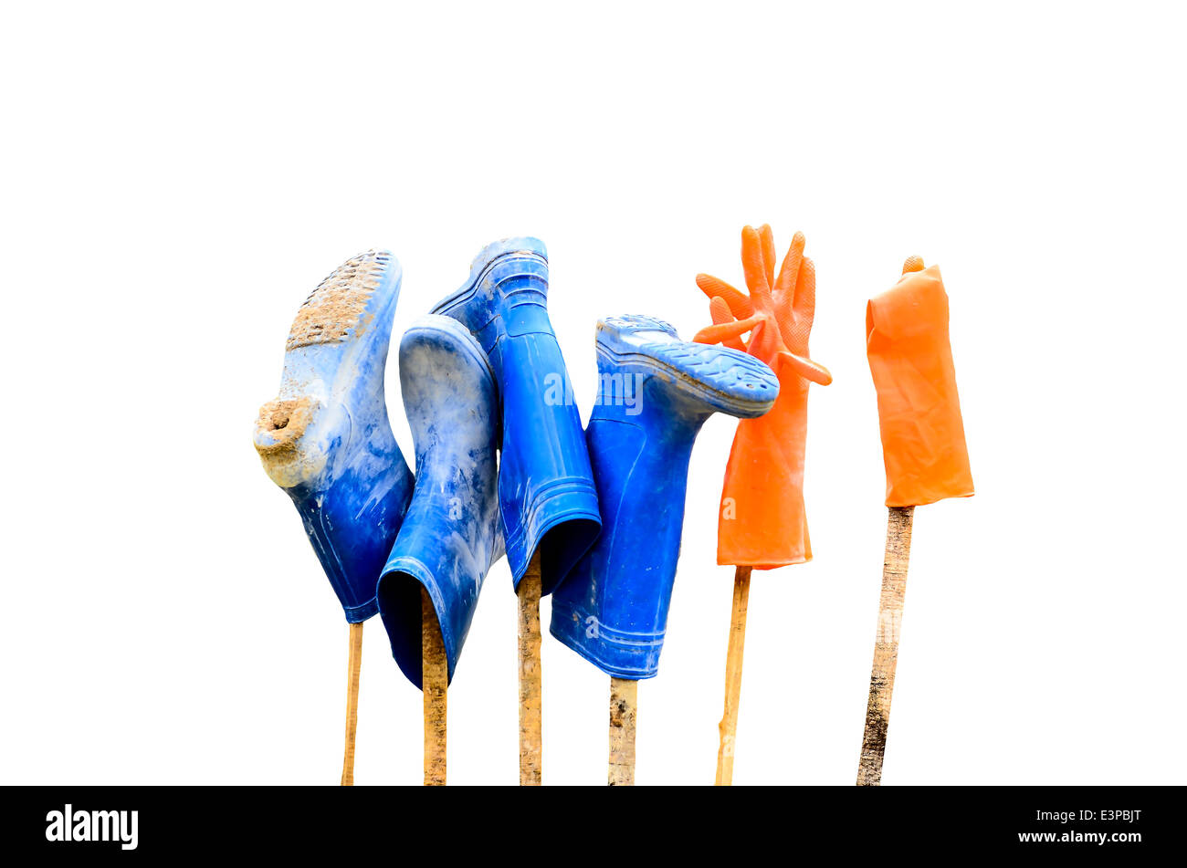 Stivali di gomma appeso su sfondo bianco Foto Stock