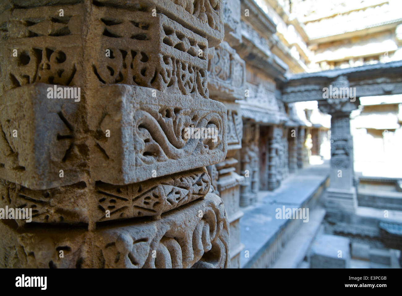 Le intricate sculture di struttura dei "Rani-ki-Vav'. Rani Ki Vav è uno dei più raffinati pozzetto gradini Nei punti in India. Si tratta di un stepwell in Gujarat costruito nel XI secolo in memoria di re Bhimdev I della dinastia Solanki. Il stepwell è stato approvato dall'UNESCO come Sito del Patrimonio Mondiale per la sua eccezionale esempio di sviluppo tecnologico in utilizzando le risorse sotterranee. (Foto di Nisarg Lakhamani/Pacific Stampa) Foto Stock