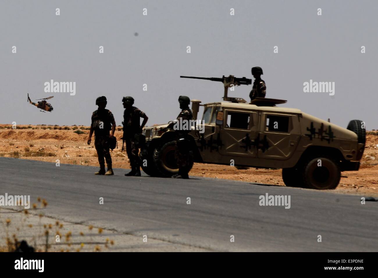 (140625) -- AMMAN, Giugno 25, 2014(Xinhua) -- soldati Giordani a guardia della zona a confine Jordan-Iraq il 25 giugno, 2014. La Giordania ha iniziato a mobilitare le forze lungo il confine con l'Iraq per impedire eventuali infiltrazioni di militanti sunniti nel mezzo di un deterioramento della situazione della sicurezza. (Xinhua/Mohammad Abu Ghosh) Foto Stock