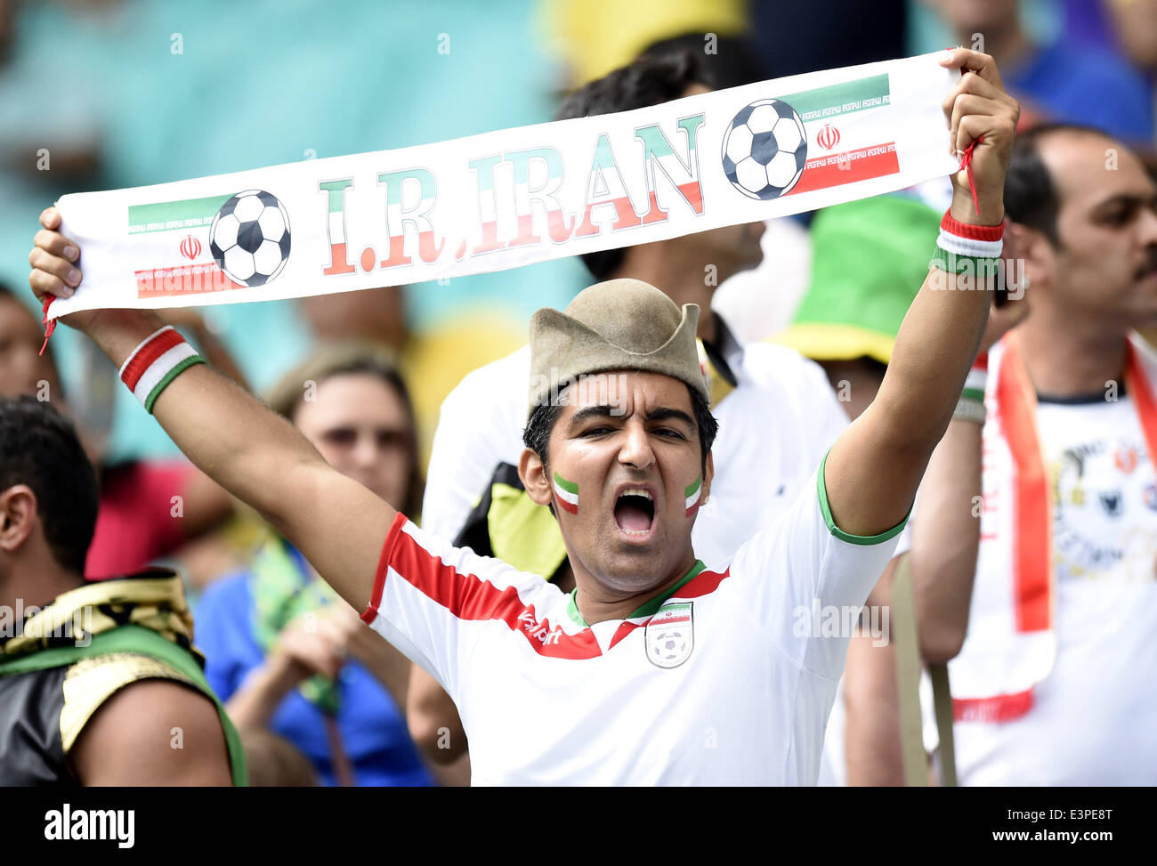 Salvador, Brasile. Il 24 giugno 2014. Un Iran sulla ventola pone dinanzi a un gruppo F corrispondenza tra la Bosnia Erzegovina e Iran di 2014 FIFA World Cup presso l'Arena Fonte Nova Stadium in Salvador, Brasile, 24 giugno 2014. © Yang Lei/Xinhua/Alamy Live News Foto Stock