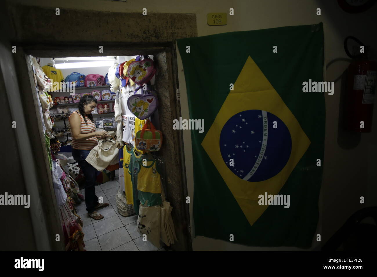 Recife, Brasile. Il 25 giugno, 2014. Un negoziante vende souvenir in casa da Cultura de Pernambuco, un luogo di interesse a Recife, Brasile, 25 giugno 2014. Casa da Cultura de Pernambuco, o nella Casa di Cultura, fu fondata originariamente come prigione nel 1855 e fu ricostruito per il turismo nel 1975. © Mauricio Valenzuela/Xinhua/Alamy Live News Foto Stock