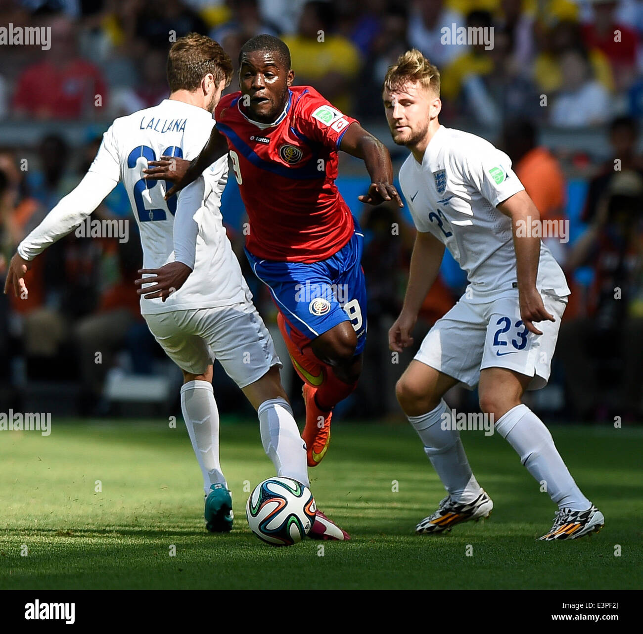 Belo Horizonte, Brasile. Il 24 giugno 2014. Costa Rica di Joel Campbell (C) si rompe attraverso la difesa di Inghilterra del Adam Lallana (L) e Luca Shaw durante un gruppo D match tra Costa Rica e Inghilterra del 2014 FIFA World Cup al Estadio Mineirao Stadium di Belo Horizonte, Brasile, il 24 giugno 2014. Inghilterra ha attirato 0-0 con Costa Rica il martedì. © Qi Heng/Xinhua/Alamy Live News Foto Stock